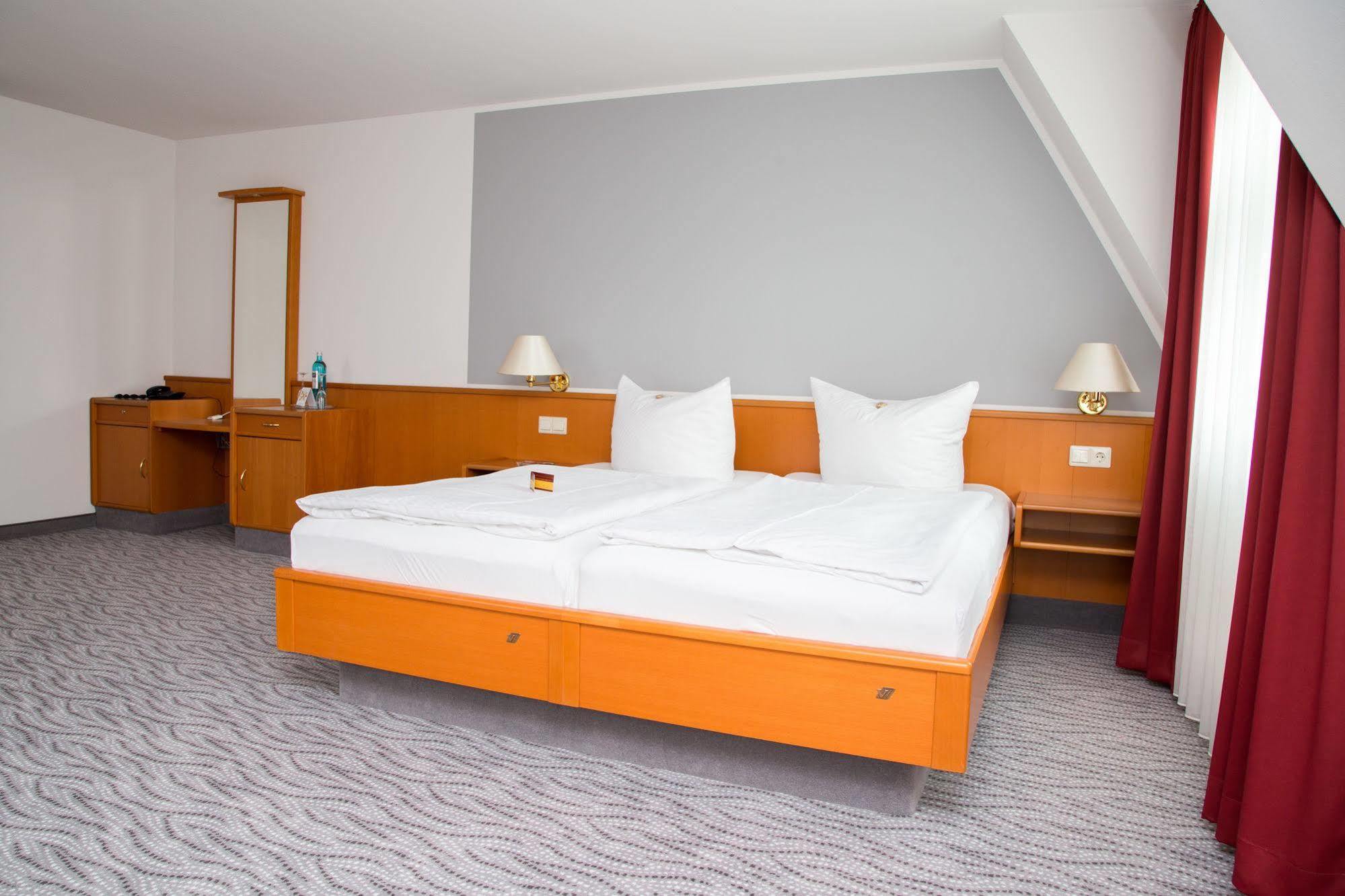 Hotel Kaiserhof Radeberg Esterno foto